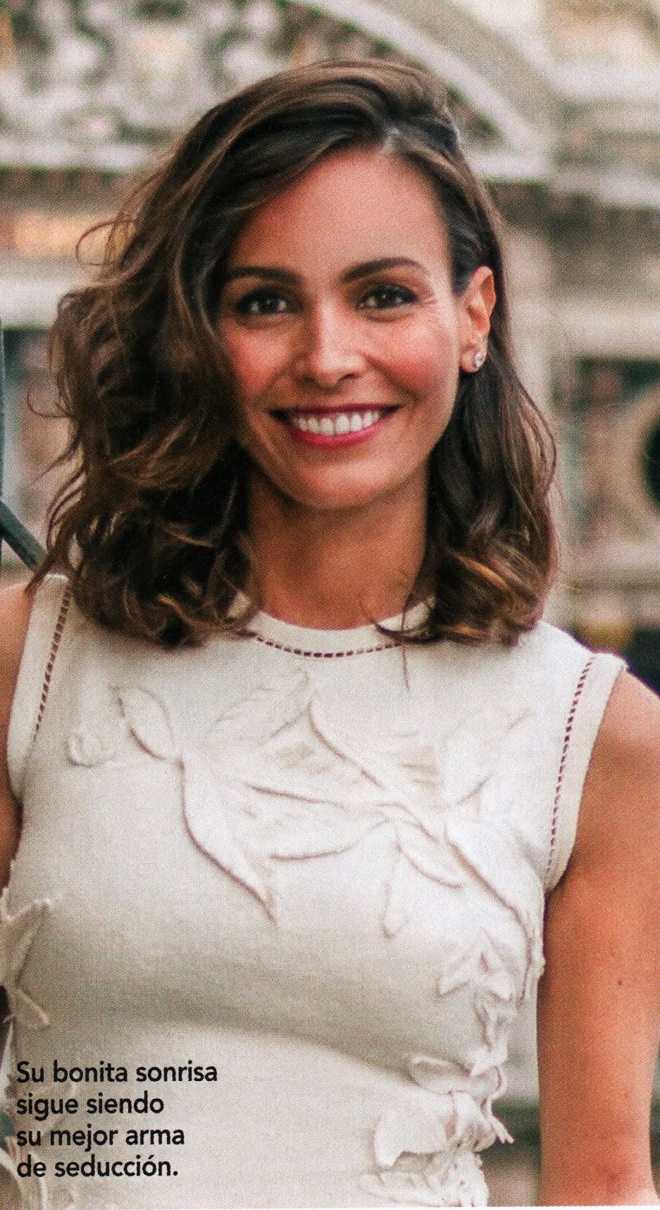 Inés Sastre, modelo y actriz, en Nuestras Bellezas, mostrando su elegancia y belleza natural.